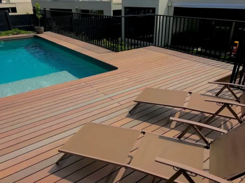 Timberecco madera plastica arquitectura y construccion - deck sobre piscina